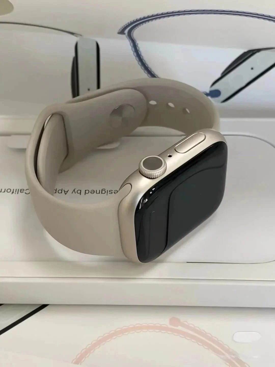 Apple Watch Series 8 (GPS) 41mm Aluminum M/L Starlight Sport Band MNUF3LL/A